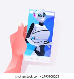 mano humana usando smartphone con persona robótica femenina en pantalla comunicación en línea inteligencia artificial