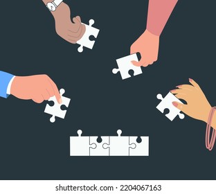 Las manos humanas reúnen rompecabezas, colegas multinacionales o empleados ayudan juntos. Concepto de trabajo en equipo Aislado sobre fondo negro. Ilustración de vectores de arte plano