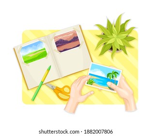 Tarjeta postal de marcación de manos humanas en álbum en la tabla superior ver ilustración vectorial