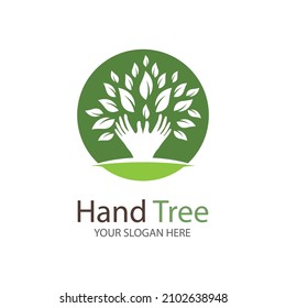 Menschliche Hände und Baum mit grünen Blättern. Logo-Symbol-Vektorgrafik-Design