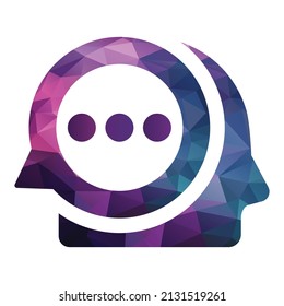 Cabeza humana con diseño de concepto de chat. Plantilla de logotipo de charla de cerebro.