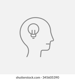 Cabeza humana con icono de línea de bombilla para web, móviles e infografías. Icono vector de gris oscuro aislado en fondo gris claro.