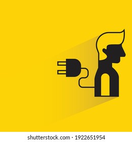 humano y enchufar con sombra sobre fondo amarillo