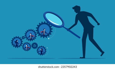 Concepto de recursos humanos. Empresario usa una lupa para inspeccionar la mecánica de los empleados