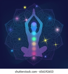 Menschliche Silhouette meditiert oder macht Yoga mit Regenbogenlampen von Chakras drinnen auf glänzendem mystischem Galaxiehintergrund mit leuchtenden Sternen und Mandala aus dem tiefen kosmischen Nachtraum für Yoga-Studiologo