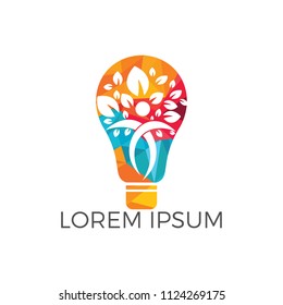 Diseño del logotipo de la bombilla y del árbol humano. Plantilla de diseño del logotipo de los vectores de salud y atención de la salud humana. 