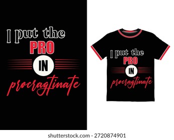 Ein humorvolles T-Shirt mit dem Text "I put the PRO in procrastinate" in einer stilvollen Schriftart, wobei "PRO" rot hervorgehoben ist.