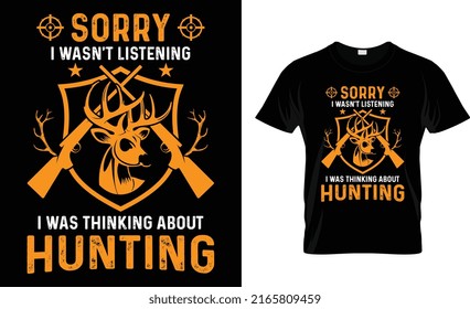 Diseño de camisetas con vectores de caza. Estaba pensando en cazar. Cita motivacional e inscripción. Perfecto para los objetos impresos y las tarjetas de póster de las bolsas. Venado, rifle.
Fondo aislado y negro
