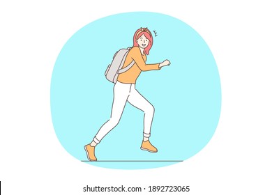 El concepto de apuración y ejecución. Joven caricaturista de chica sonriente con mochila corriendo para reunirse y tratando de no llegar tarde. Ilustración de la programación de movimiento