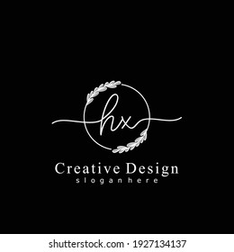 HX Logo escrito a mano con caligrafía inicial. Alfabeto escrito a mano en la plantilla de logotipo. Cartas y alfabetos para la firma, boda, moda, floral y botánica 