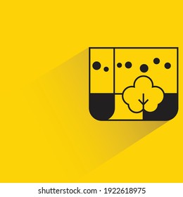 granja hidropónica con sombra sobre fondo amarillo
