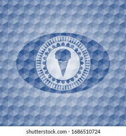 Eiscreme-Symbol in blauem Abzeichen mit geometrischem Muster.