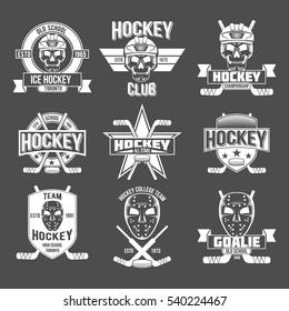 Etiquetas de hockey sobre hielo y elementos de diseño. El emblema con casco de portero, pollas de hockey, palos, máscaras protectoras, escudos heráldicos, coronas y pancartas. Plantilla de logotipo para distintivos antiguos