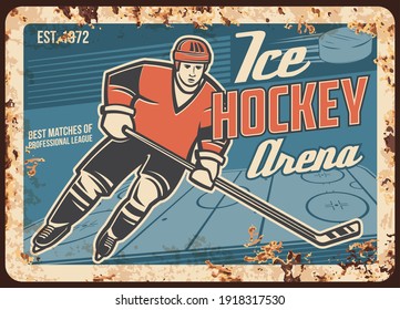 Eishockeyspieler auf der Arena rostigen Metallplatte. Vorwärts Schlittschuhlaufen auf der Piste, auffallender Puck mit Stock während des Spiels Vektorgrafik. Eishockey-Profi-Liga-Spiele, Sportstadion-Retro-Banner