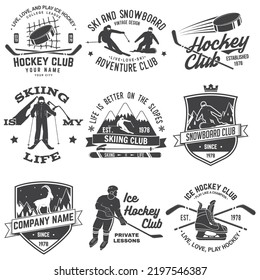 Emblema del Club de Hockey sobre Hielo, Esquí y Snowboard. Vector. Concepto de camisa, impresión, sello, insignia. Diseño de tipografía vintage con jugador de hockey sobre hielo, snowboard y silueta de esquí. Deporte de invierno.