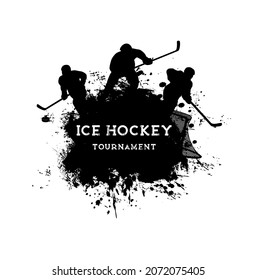 Afiche de hockey sobre hielo con jugadores de hockey con siluetas negras vectoriales. Jugadores del equipo de hockey sobre hielo en pista con palos, patines, cascos uniformes y portón de gol, pinceladas y salpicaduras de pincel