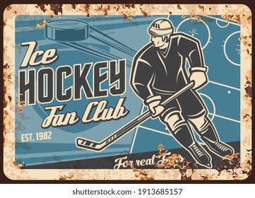 Banner retro vectorial de la estrella deportiva de hockey sobre hielo o del club de hinchas de equipo. Patinaje con jugador de hockey palo, disco volador y pista de estadio o vector de arena. Club de fanáticos de competiciones de invierno de metal oxidado