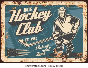 Club de fans del equipo de hockey sobre hielo oxidado plato de metal. Avanzar en uniforme, patinar con palo en rosado, jugador anotando vector de gol. Banner retro del club deportivo de hockey sobre hielo con textura de óxido y tipografía vintage