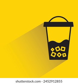 icono de taza de té helado con sombra sobre fondo amarillo