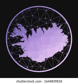 Island-Symbol. Mehrländerkarte der Vektorillustration. Island Symbol im geometrischen Stil. Die Landkarte mit violettem Low-Poly-Farbverlauf auf dunklem Hintergrund.