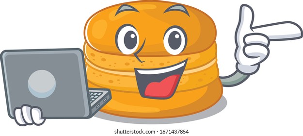 Eine Ikone mit kleinem orangefarbenem Makaron, der mit Laptop arbeitet