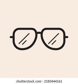 Ikonische Umrisssungbrille mit Spiegelungen auf dem Glas.