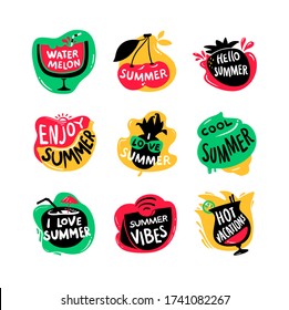Iconos ambientados con la tipografía del verano, la sandía y las vacaciones calientes, aislados en fondo blanco. Insignias creativas para las vacaciones de verano. Diseño de anuncios promocionales. Ilustración de vectores de caricatura, pegatinas, etiquetas