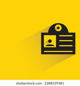 id card con sombra sobre fondo amarillo