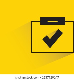 tarjeta de identificación y marca de verificación con sombra de caída sobre fondo amarillo