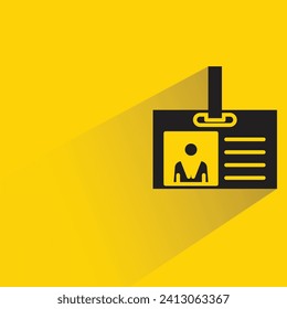 icono de tarjeta de identificación con sombra sobre fondo amarillo