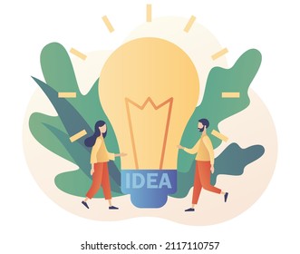 Concepto de idea. Gran bombilla. Lámpara innovadora. La gente pequeña se inspira en el desarrollo de nuevas ideas de negocio. Pensamiento y lluvia de ideas. Estilo moderno de dibujos animados planos. Ilustración del vector sobre fondo blanco