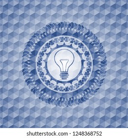 idea icon inside blue emblem with geometric background.