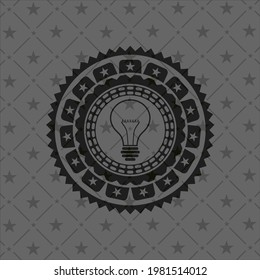 Ideensymbol im dunklen Abzeichen oder Emblem. 