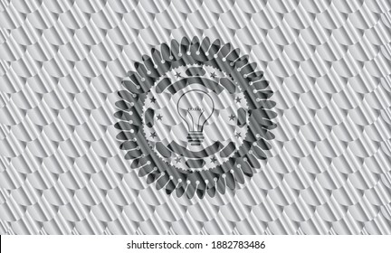 icono de idea dentro del emblema de color plateado. Patrón de escalas. Ilustración vectorial. Detallado. 
