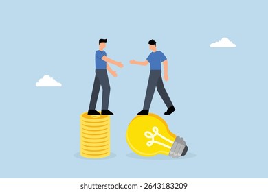 Idea pitching, empreendedor segurando conceito de lâmpada, trocando apertos de mão com investidor em pilha de moedas. 