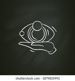 Idea Review Kreide Symbol. Auge auf Palmskizze. Konzept der Präsentation und Präsentation kreativer Projekte und Produktlösungen Isolierte Vektorgrafik auf der Tafel für Projektmanagement und Business-Business