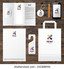 Plantilla de identidad con diseño de logotipo de cmyk sobre fondo de madera