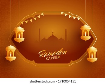 Iit Kerzen in arabischen goldenen Laternen, und Moschee Silhouette, bunte Flaggen für islamische heilige Monat Ramadan Kareem Anlass. 