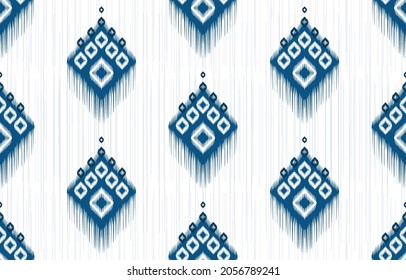 Diseño de patrones étnicos Ikat. Moqueta de tela azteca mandala adorno boho chevron decoración textil papel de pared. Antecedentes de la ilustración vectorial oriental del bordado tradicional indígena tribal de pavo africano