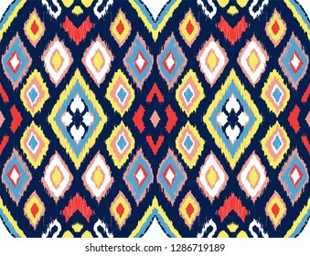 Ikat geometric folklore ornament with diamonds. Tribal ethnic vector texture. Seamless striped pattern in Aztec style. Folk embroidery. Indian, Scandinavian, Gypsy, Mexican, African rug.
