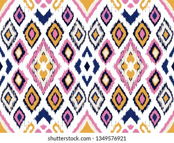 Folklore geométrico Ikat adornado con diamantes. Textura vectorial étnica tribal. Diseño a rayas sin inconvenientes en estilo azteca. Borde popular. Indios, escandinavos, gitanos, mexicanos, alfombras africanas. 