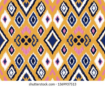 Ikat geometric folklore ornament with diamonds. Tribal ethnic vector texture. Seamless striped pattern in Aztec style. Folk  embroidery. Indian, Scandinavian, Gypsy, Mexican, African rug. 