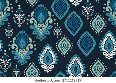Padrão Ikat design sem emenda com motivos tribais azuis, negras e brancos em fundo escuro, ornamento têxtil étnico tradicional perfeito para tecido, papel de parede e decoração de superfície.