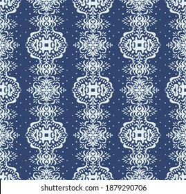 Patrón ininterrumpido de Ikat. Borde con copos de nieve. Lugar de apertura. Antecedentes de Navidad de Año Nuevo. Huella shibori de tinte vectorial con rayas y chevron. La tinta textura el fondo japonés. Moda bohemia.