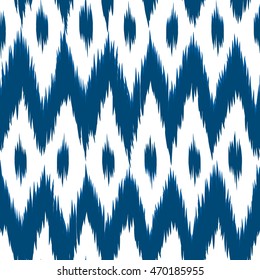 Ikat Vektor nahtloses Muster. Traditionelle klassische Indigoblau auf weißem Hintergrund. Abstrakte Stoffgrafik. Zig Zag und Punkte.