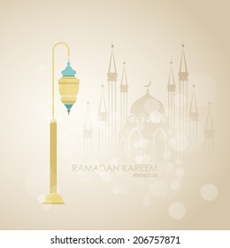 Illuminierte arabische Laterne auf moschee silhouetted glänzenden braunen Hintergrund für heiligen Monat der muslimischen Gemeinschaft Ramadan Kareem.