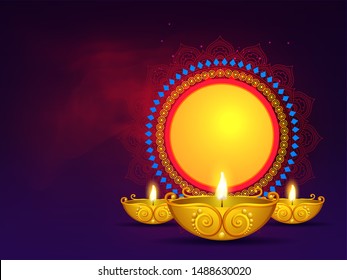 Lámparas de aceite dorado iluminadas con marco circular vintage dado para tu mensaje sobre fondo morado para el Festival Diwali. Se puede utilizar como diseño de tarjetas de felicitación.