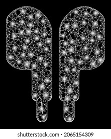 Auriculares compactos con marco de alambre iluminado con focos de luz. Cápsula vectora basada en un icono de auriculares compactos y con líneas interseccionadas. Auriculares compactos de malla de canal iluminados sobre fondo negro.