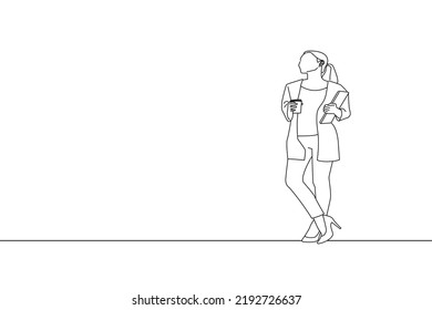 Ilustración de una mujer de negocios sosteniendo una taza de café y una computadora portátil mientras estaba de pie mirando el espacio de la copia. Estilo de dibujo de esquema
