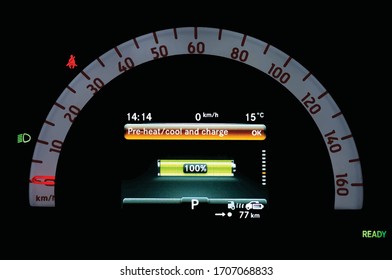 Ilustración del panel de camión del salpicadero en vehículo eléctrico completo. Panel de instrumentos con pantalla que indica el nivel de carga de la batería, velocímetro y recordatorio del cinturón de seguridad. Monitor de batería con carga completa.